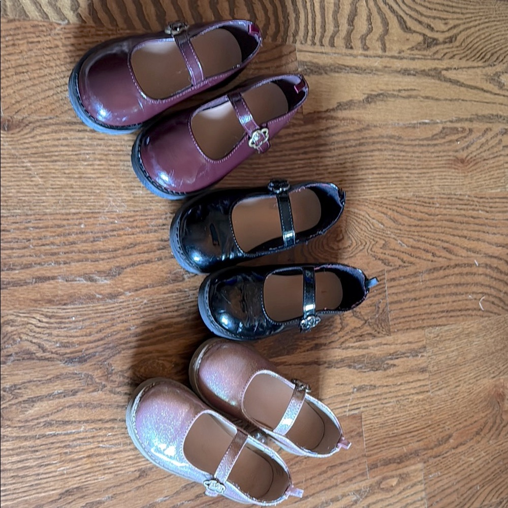 Size 10 old navy Velcro Maryjane’s
Toddler size 10